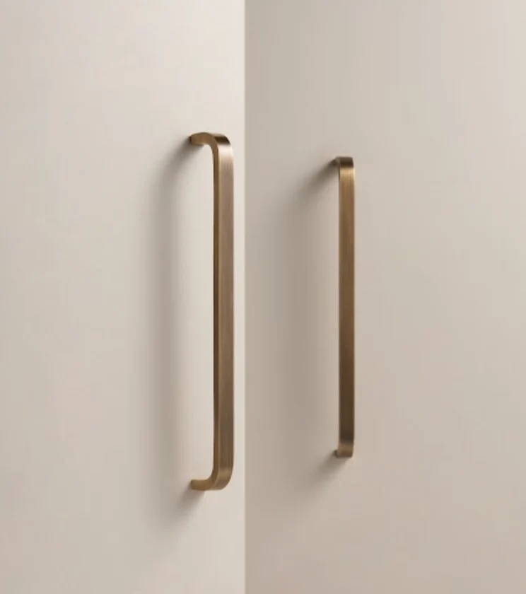 Poignée de meuble Bronze brossé design courbé