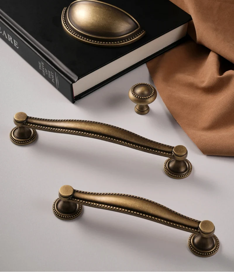 Poignée de meuble ancienne effet bronze
