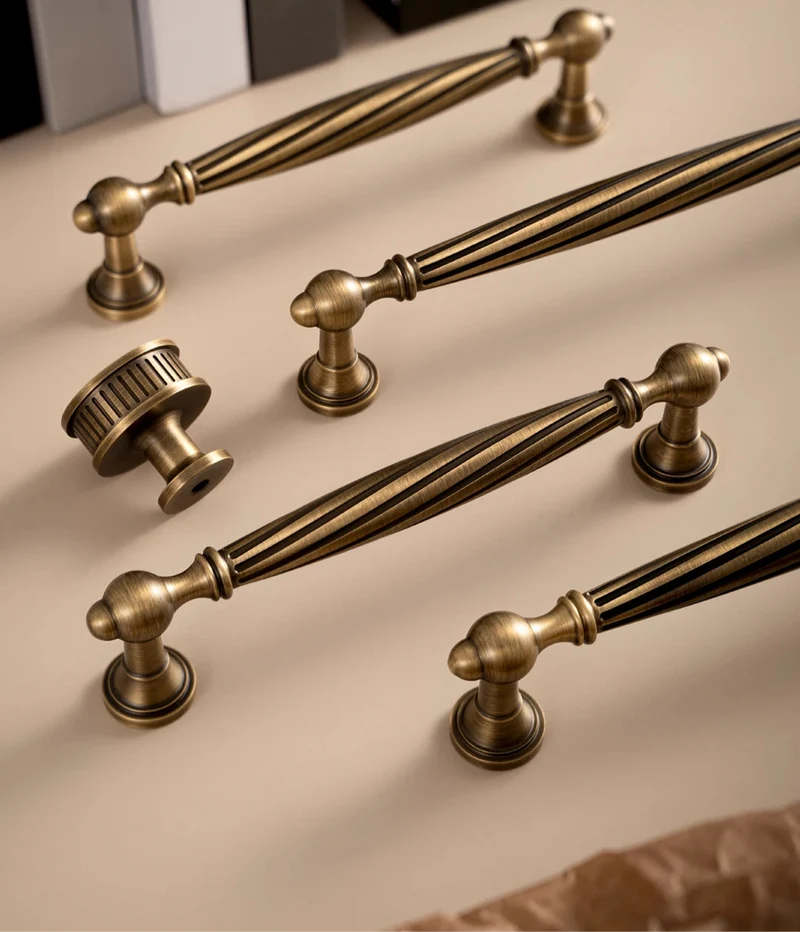 Poignée de meuble torsadée en laiton, effet bronze