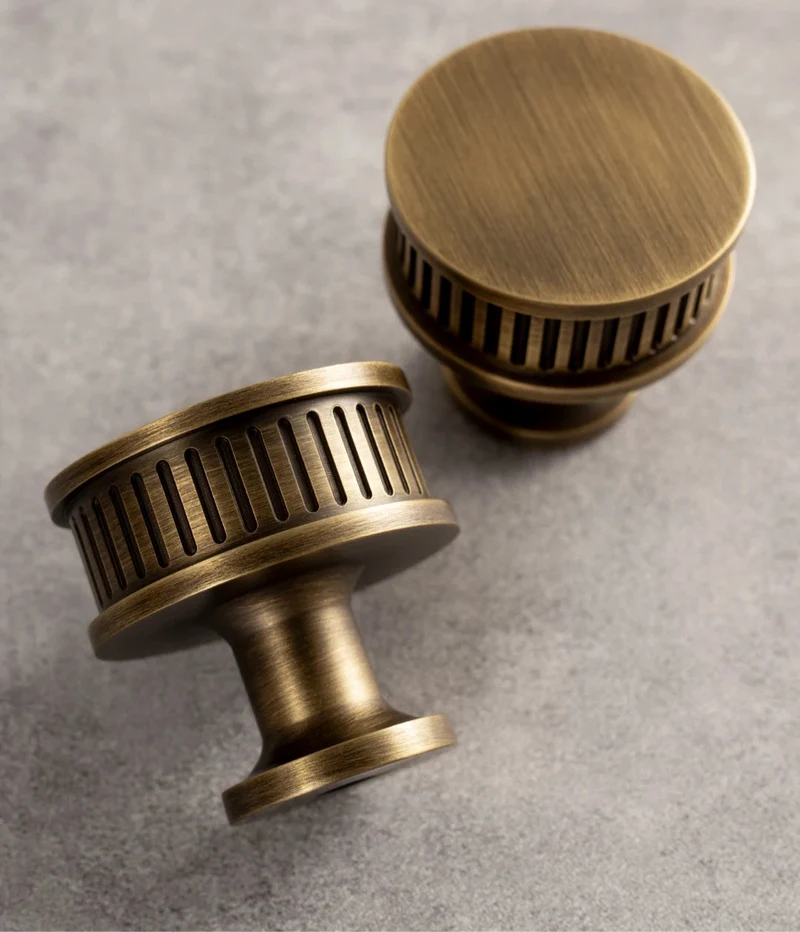 Poignée de meuble torsadée en laiton, effet bronze