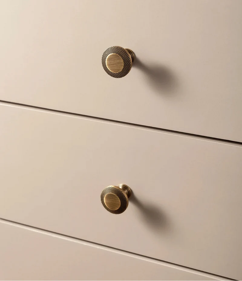 Poignée de meuble en laiton effet bronze