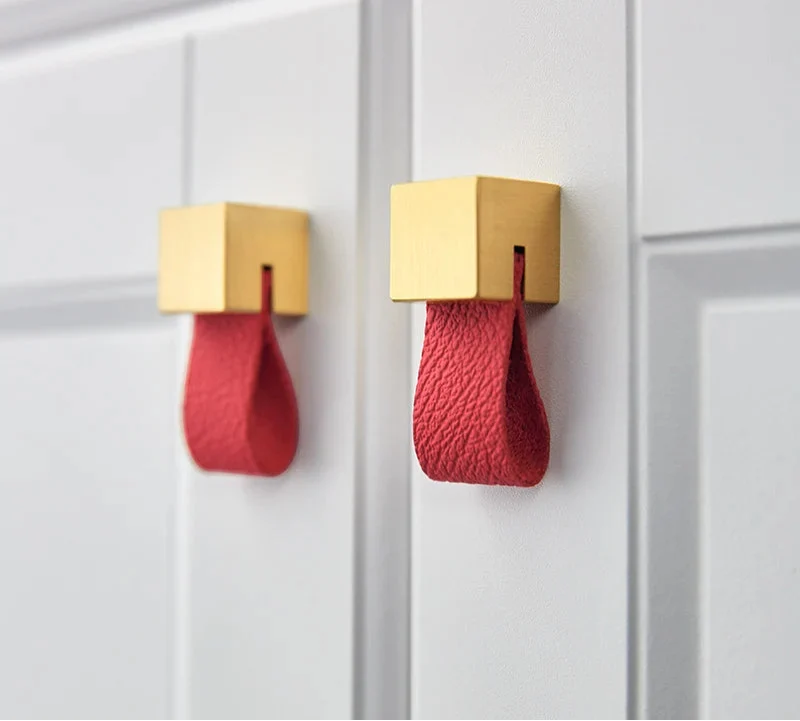 Poignée de meuble en cuir rouge et laiton or brossé