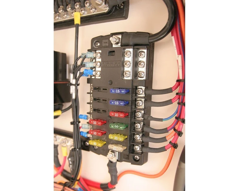 Boitier de distribution 12/24V DC (12 emplacements)