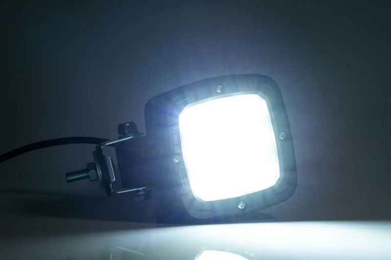 Feu de travail à LED Fristom avec feu de recul homologué