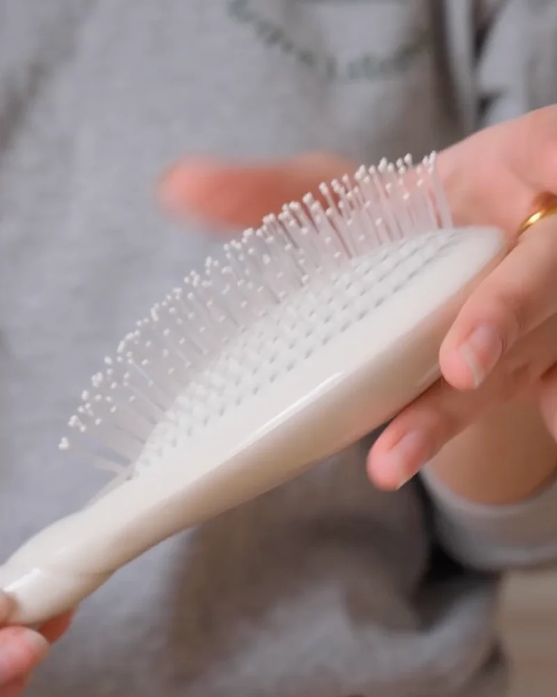 La Brosse N°04 la Miracle Dêmêlante et Massante
