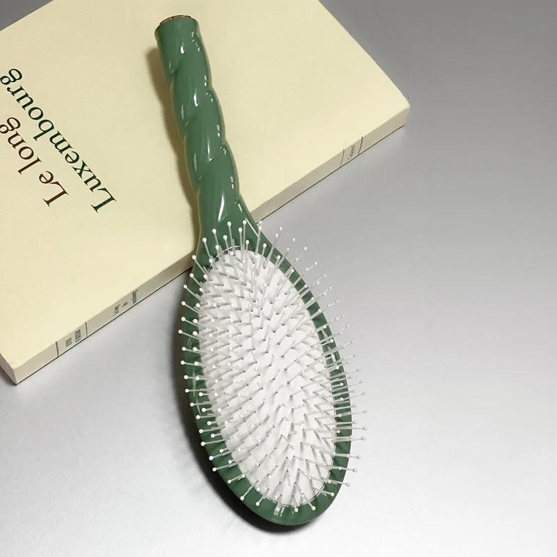 La Brosse N°04 la Miracle Dêmêlante et Massante
