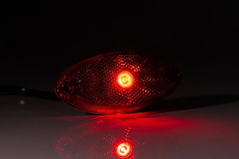 Feu de position LED ovale Fristom de style remorque avec réflecteur