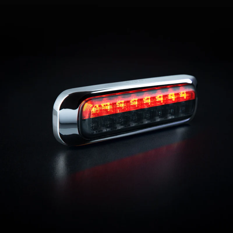 Strands Dark Knight avec feu stop, queue et indicateur