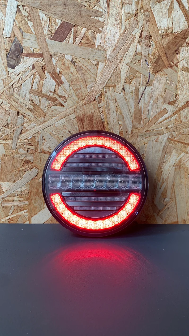 Feu arrière rond avec feu de recul et antibrouillard