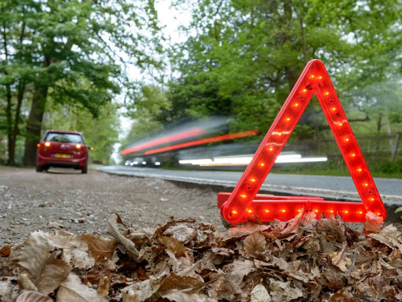 Triangle d'avertissement clignotant LED