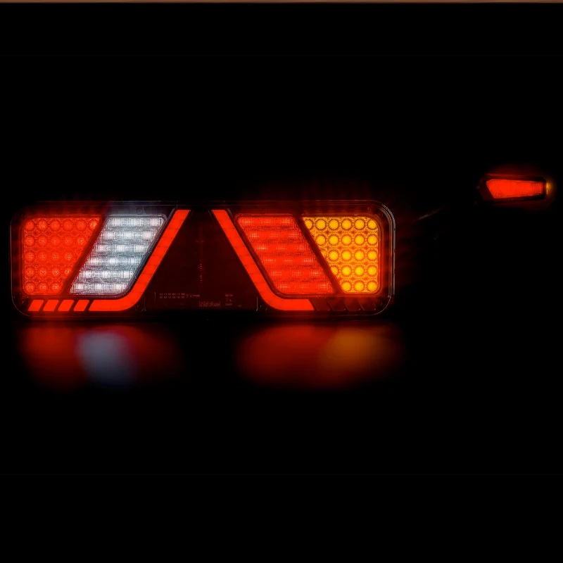 Feu de remorque à LED Fristom de grande taille avec marqueur de contour / 6 fonctions