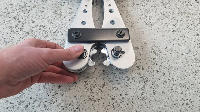 Pince à sertir robuste pour cosses de tubes en cuivre / 25-150 mm²