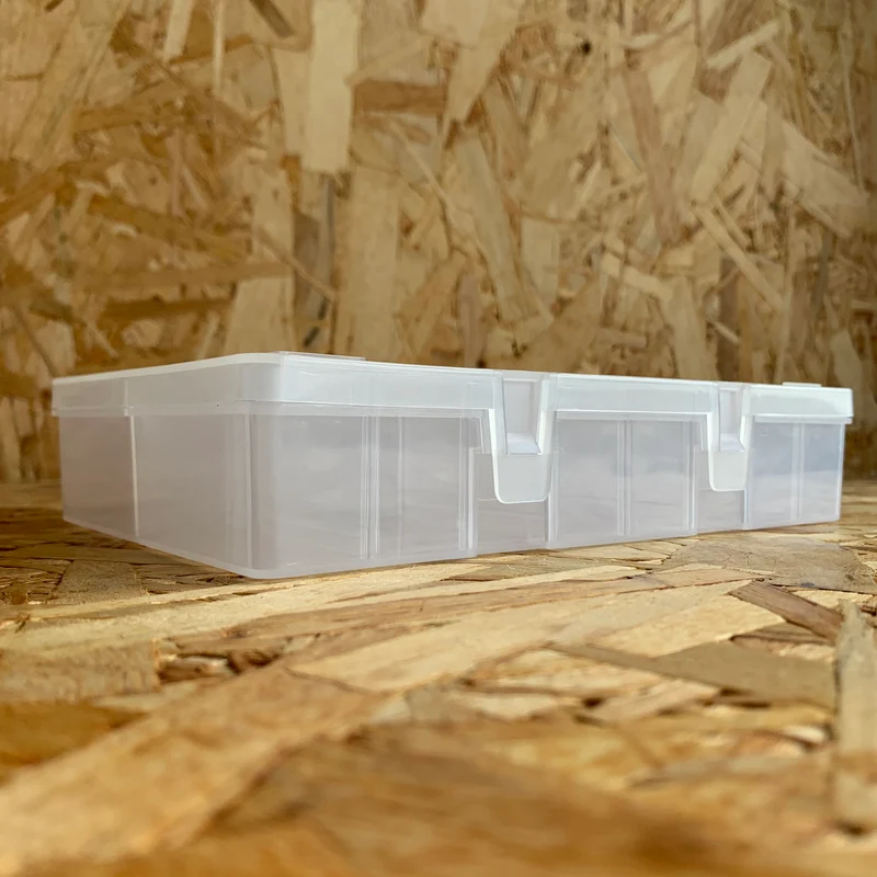 Boîte en plastique avec couvercle à charnière et séparateurs