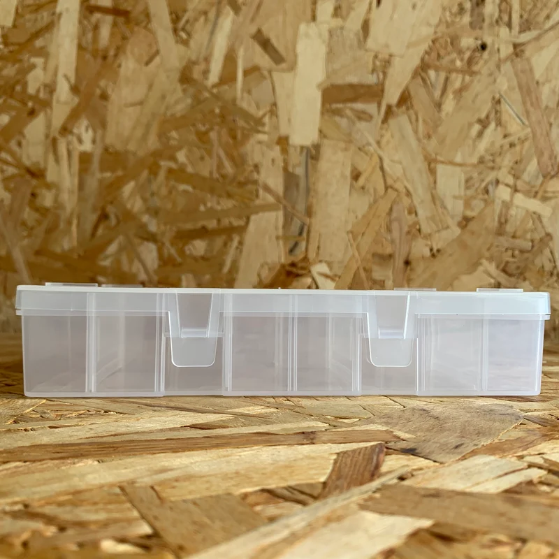 Boîte en plastique avec couvercle à charnière et séparateurs