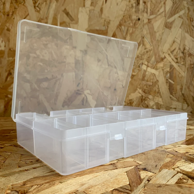 Boîte en plastique avec couvercle à charnière et séparateurs