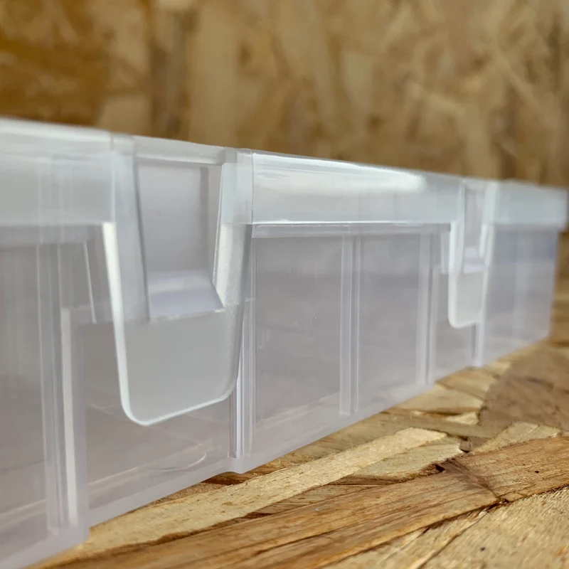 Boîte en plastique avec couvercle à charnière et séparateurs